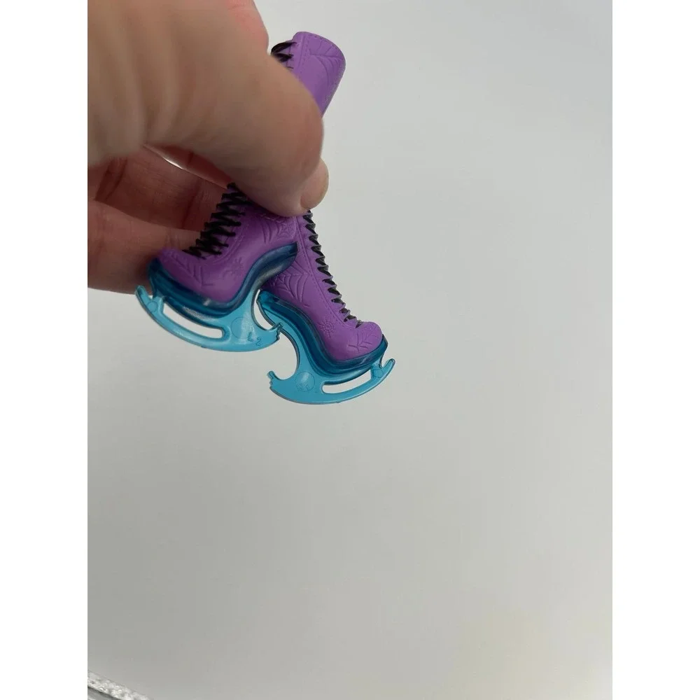 Monster High Abbey Bominable Maul Sessions Pair Ice Skating Boots